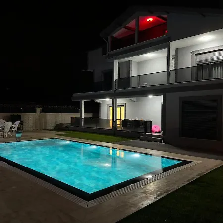 Lux Kavakli