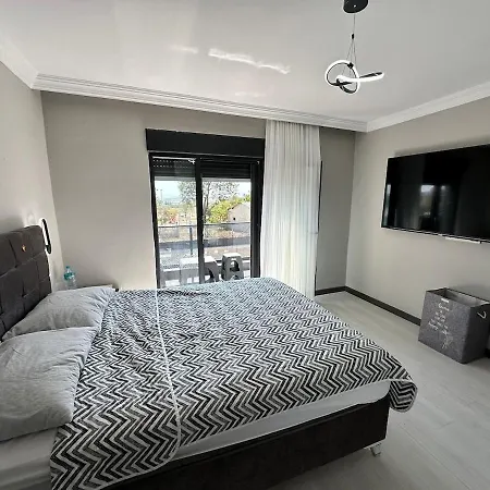 Lux Kavakli *