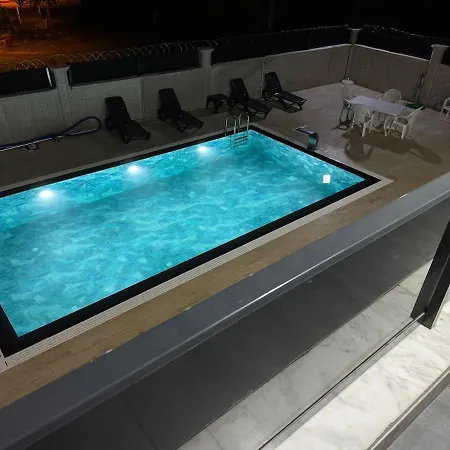 Lux Kavakli